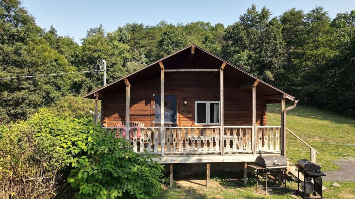 Berkeley Springs House | Whispering Hills - Secluded | Pets | Hot Tub | Wifi | Fire Pit | Screen Porch