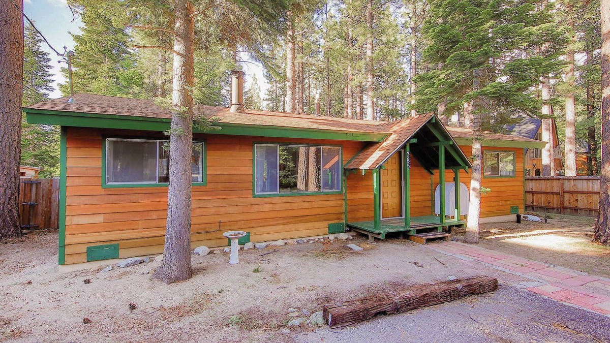 South Lake Tahoe House | Whispering Pines Cabin - Family and pet friendly abode