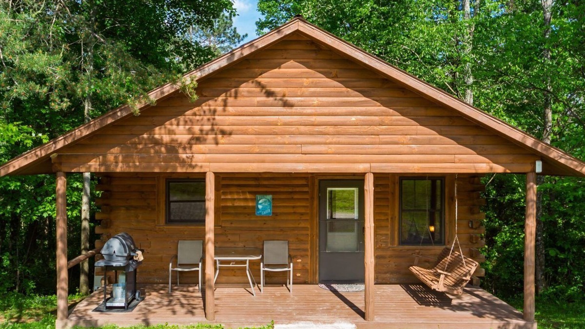 Logan Cabin | Whispering Pines 1-bedroom cabin, 4 guests, 65 acres 1/2 mile from Old Man's Cave