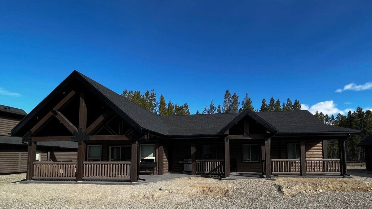 Valemount House | Whispering Pines Cabin