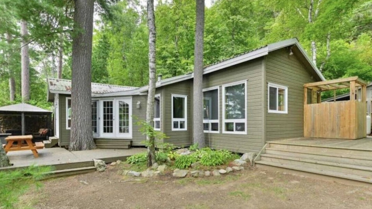 North Frontenac Cottage | Whispering Pines Cottage