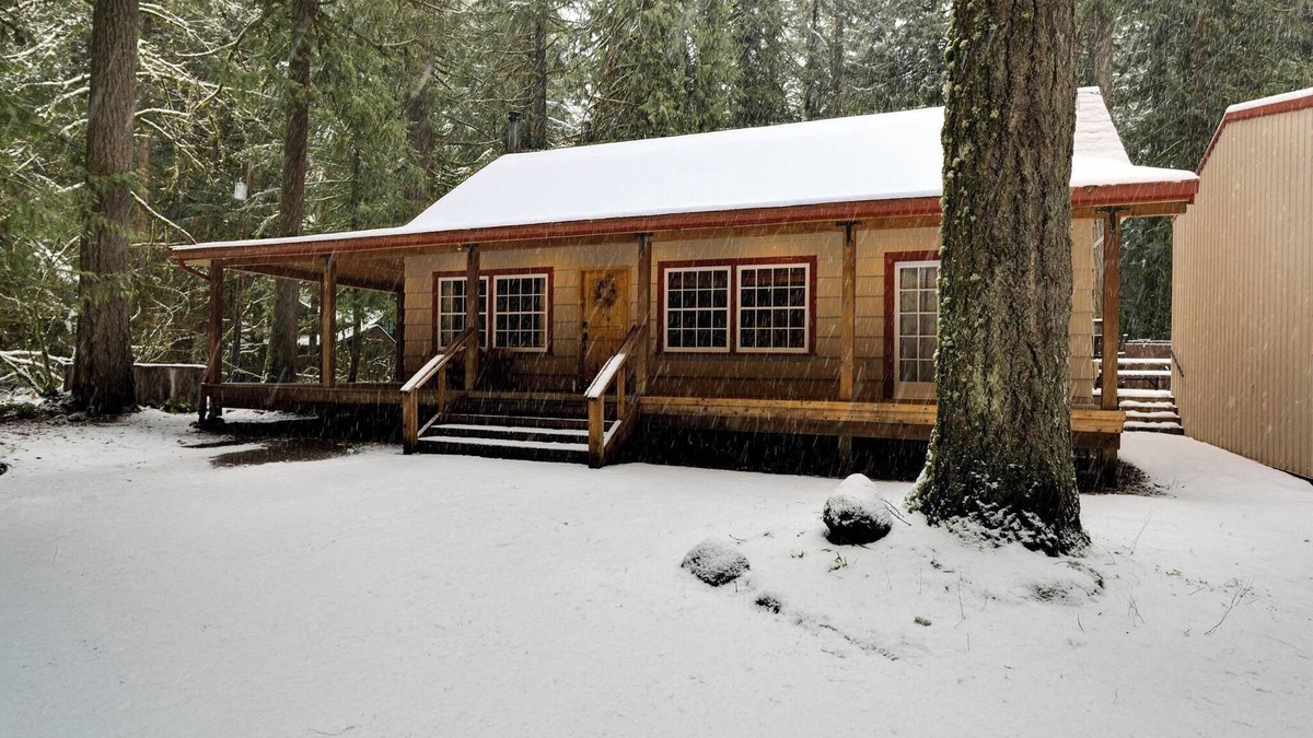 Zigzag House | Whispering Pines: Hot Tub Retreat w Sports Court