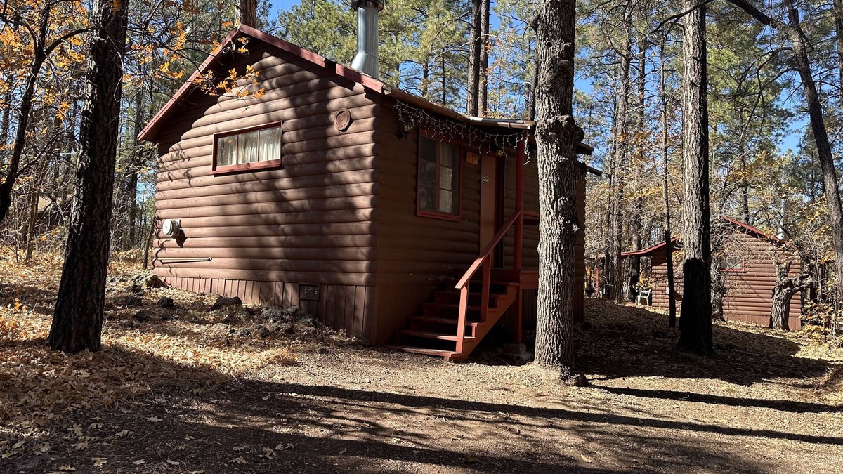 Pinetop-Lakeside Cabin | Whispering Pines Resort- Cabin #2 (Highway Front)