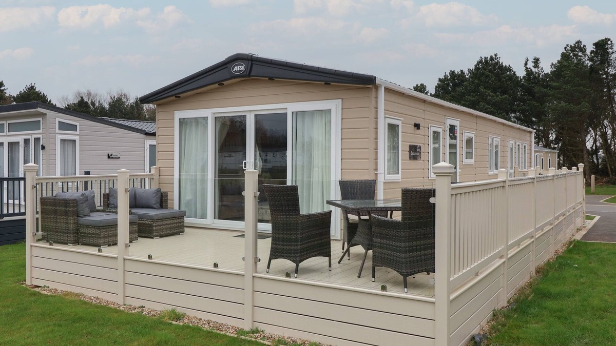 Cayton Bay Cottage | WHISPERING WILLOWS, pet friendly, with a garden in Cayton Bay