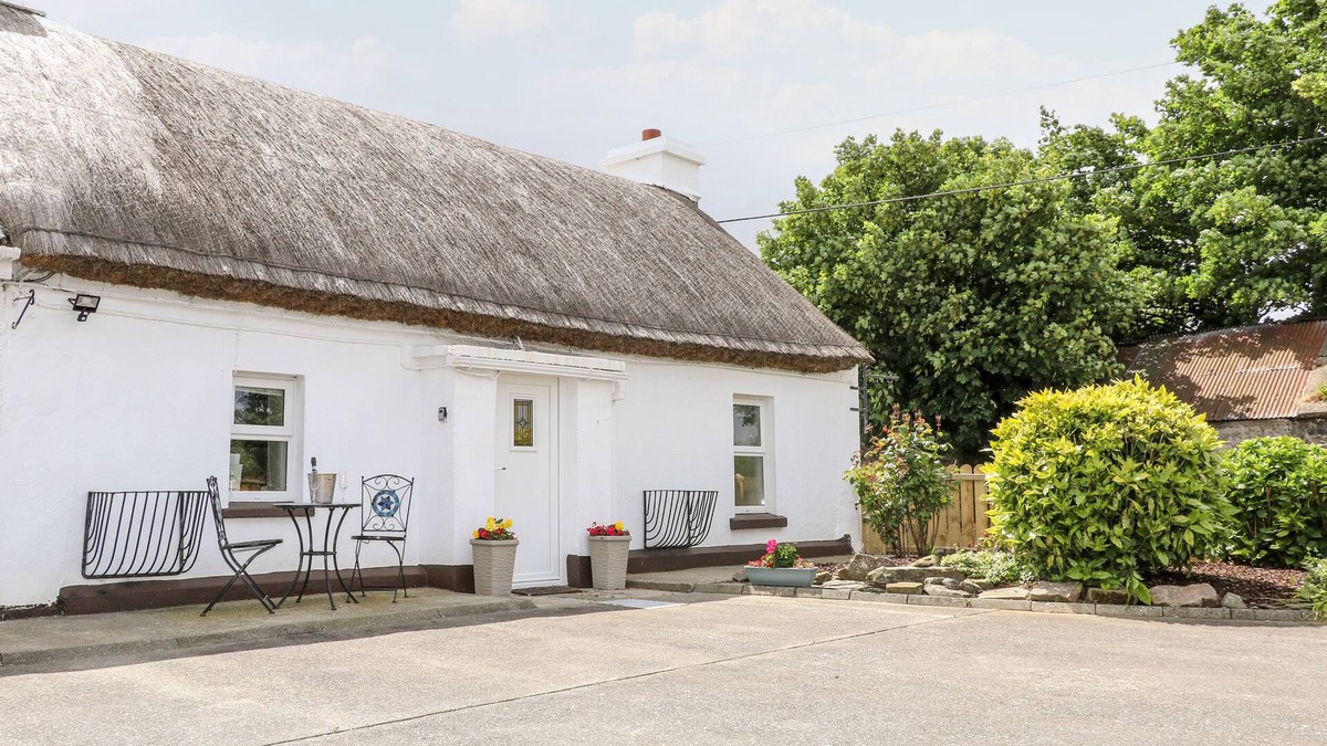Carndonagh Cottage | WHISPERING WILLOWS - THE THATCH in Carndonagh, County Donegal