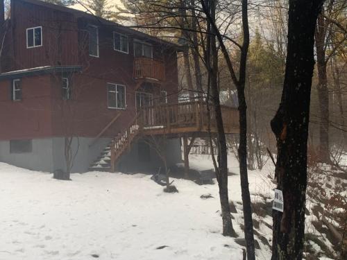 Grafton House | Whispering Woods Cabin - Creekside & Pet Friendly