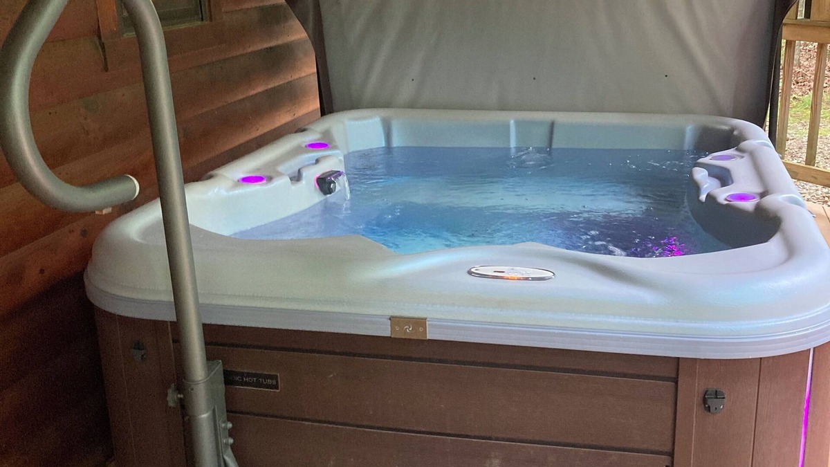 Broken Bow Cabin | Whisperwind -2 bedroom, 2 bath, Hot tub