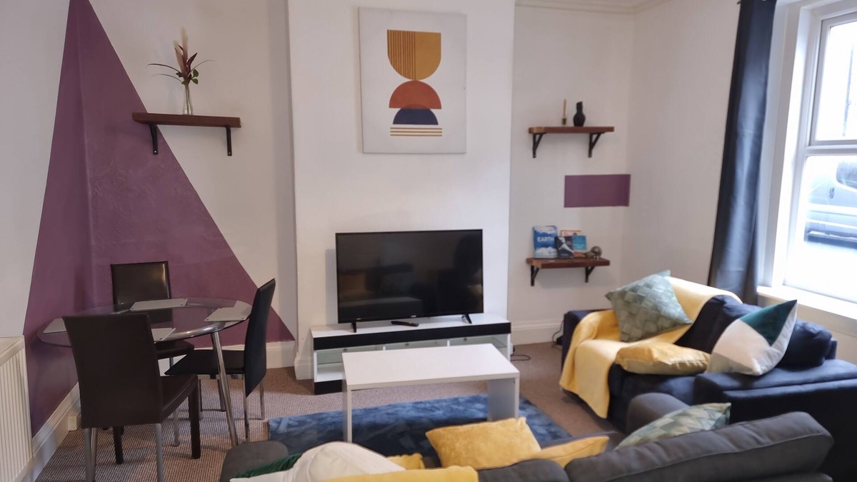 Tynemouth House | Whitby Elegance Free Parking, Near Metro and bus station