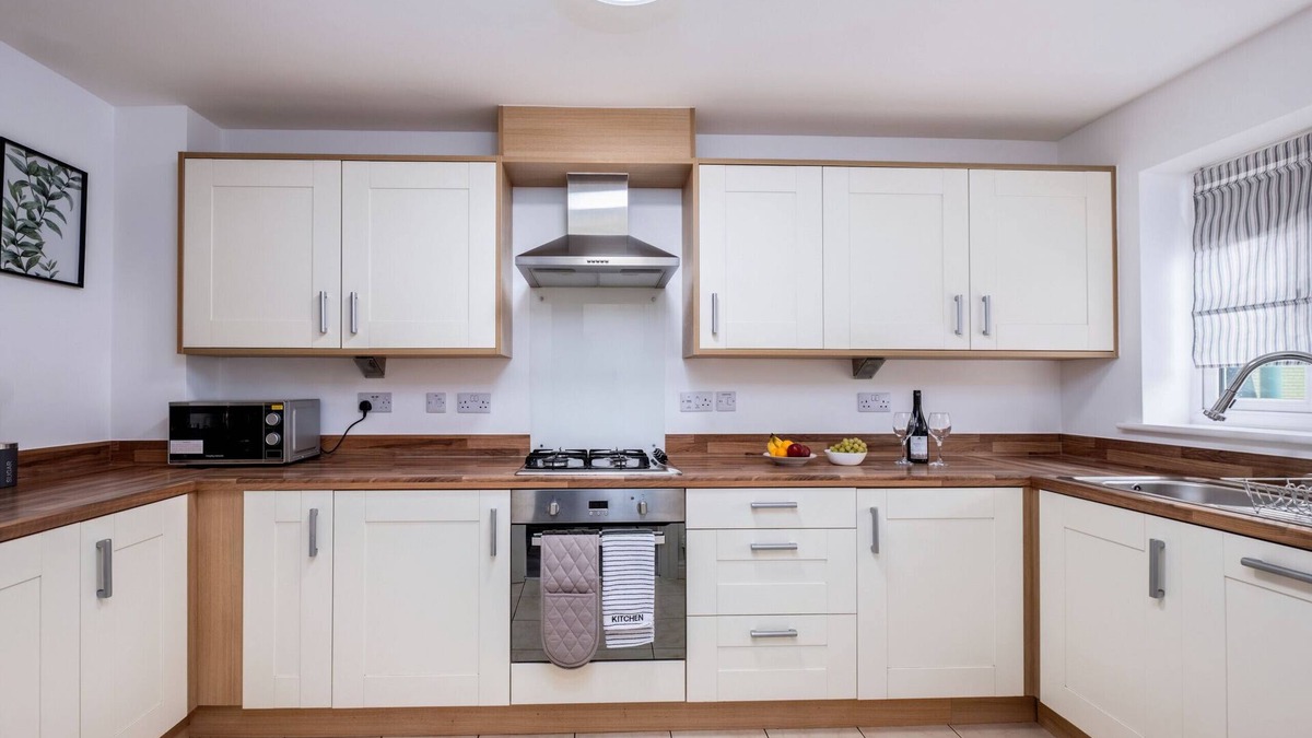 Newborough House | Whitby Townhouse by Your Lettings Peterborough