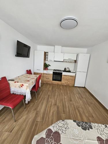 Chiscau Apartment | White Apartment Peștera Urșilor