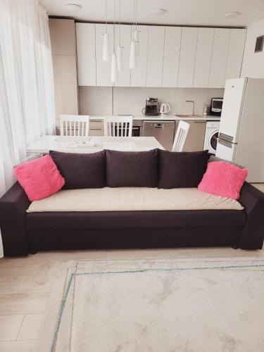 Ziepniekkalns Apartment | WHITE APARTMENTS free parking self check-inn