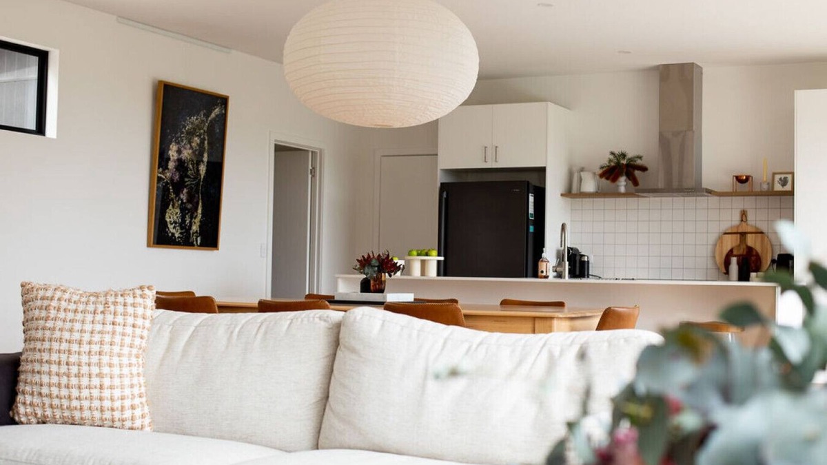 White Beach House | White Beach Retreat - Luxe Waterviews