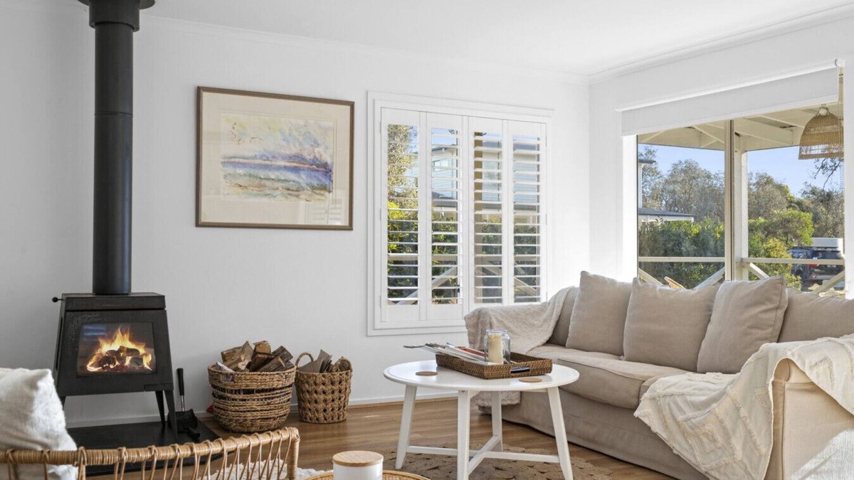 The Honeysuckles House | White Cottage on 90 Mile Beach