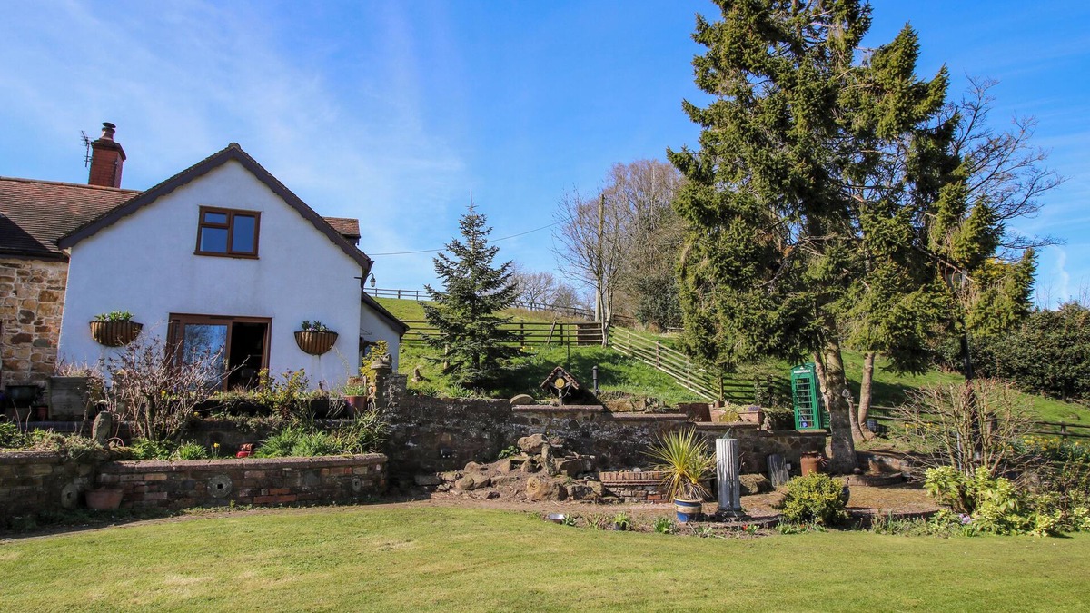 Farlow Cottage | WHITE COTTAGE, pet friendly, with a garden in Cleobury Mortimer