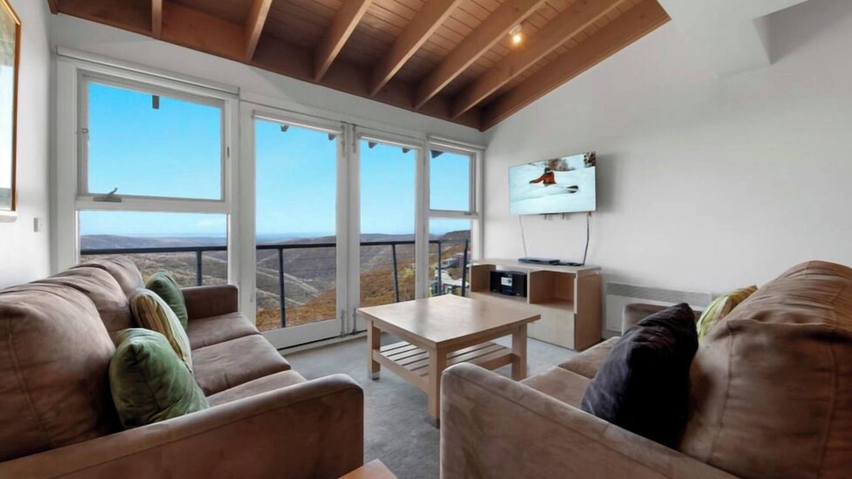 Hotham Heights House | White Crystal 209- ski-in ski-out