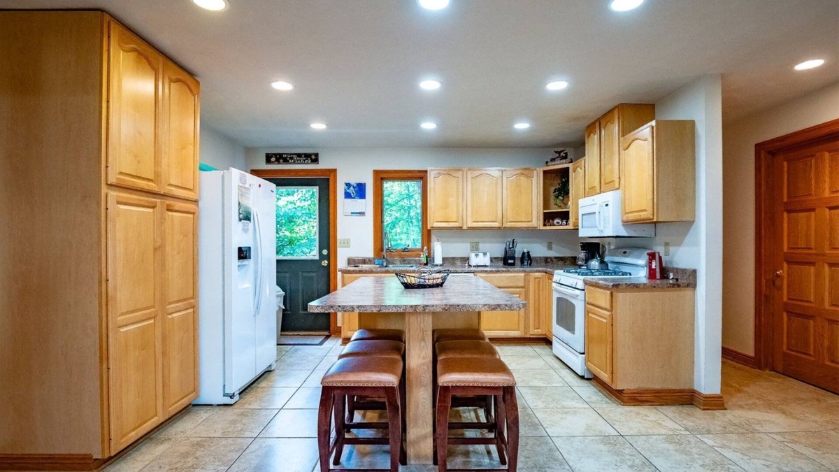 Northface House | White Diamond - 15 Brookside Road White Diamond - Walk-to-Slopes at Timberline Mountain, Pet Friendly