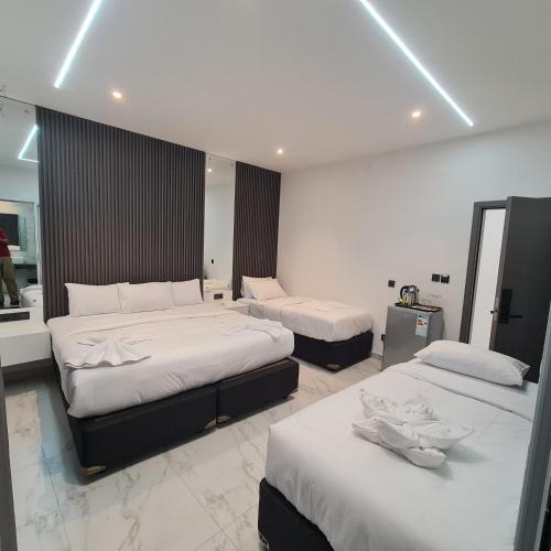 Central B Hotel | White Garden Hotel
