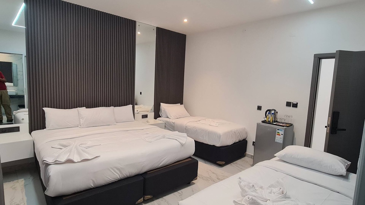 Central B Hotel | White Garden Hotel