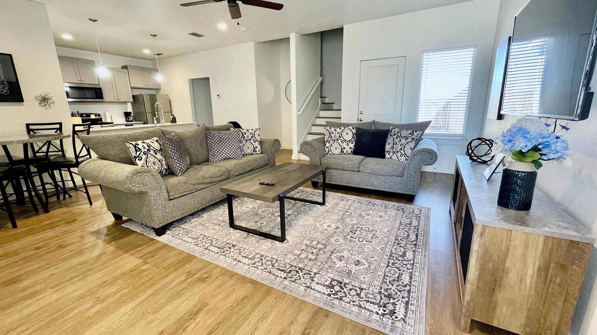 North by Northwest House | White Haus - 3BR 3BA - Minutes to Tech