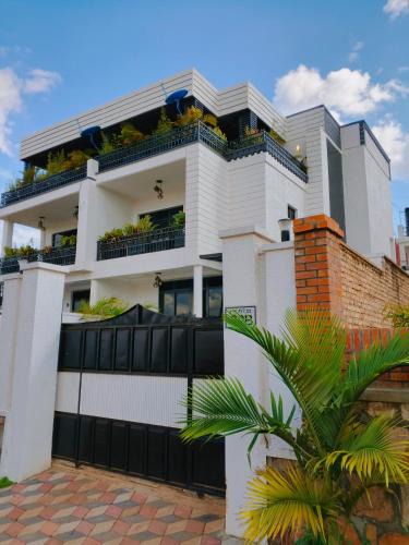 Kigali Bed & Breakfast | WHITE HOMEs AND ROOFTOP VIEW KIGALI