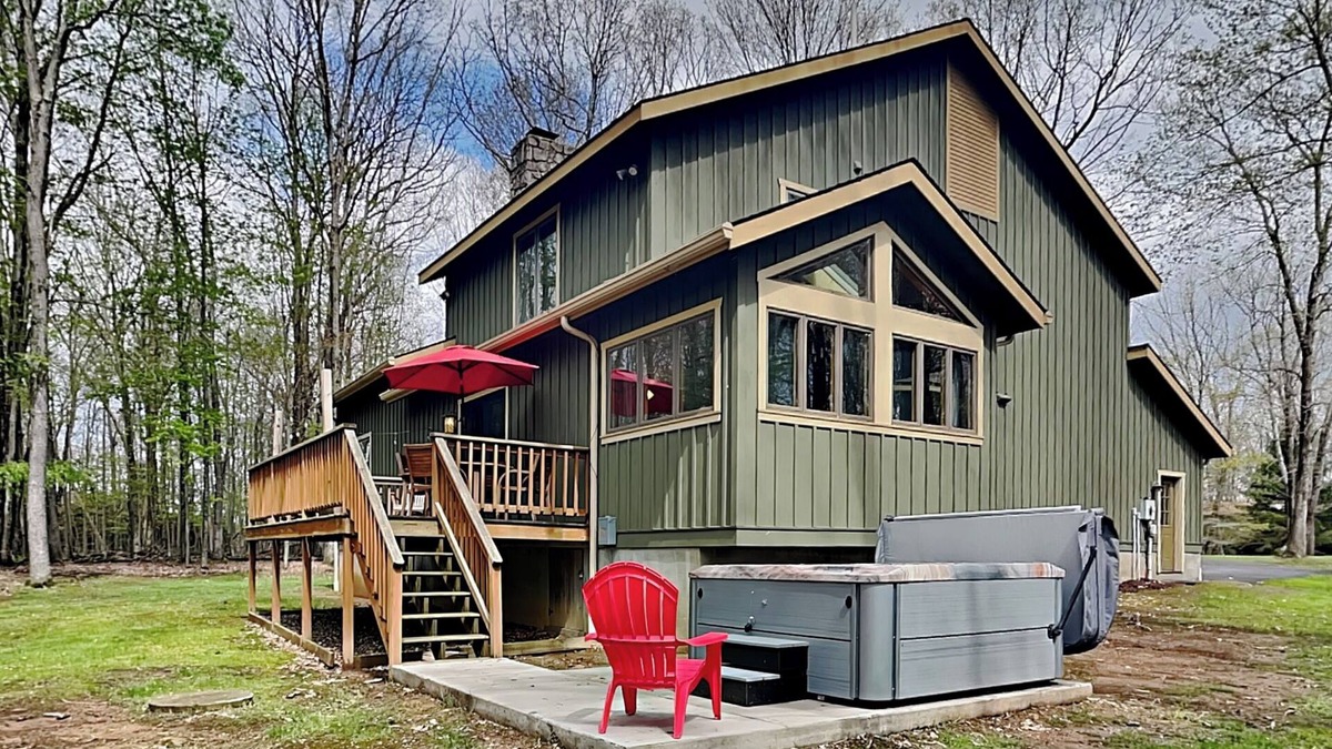 Blakeslee House | White Horse Lodge | Hot Tub, Fire Pit, Boat Slip