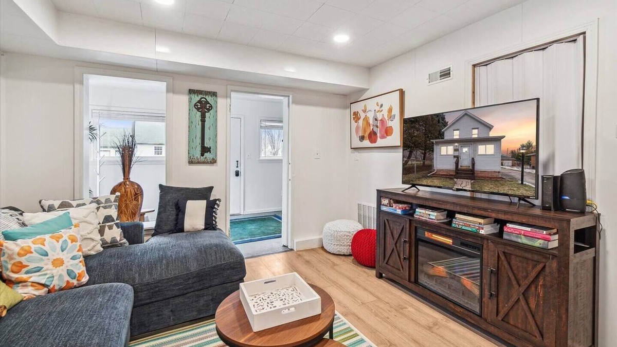 Bay City House | White House Bungalow