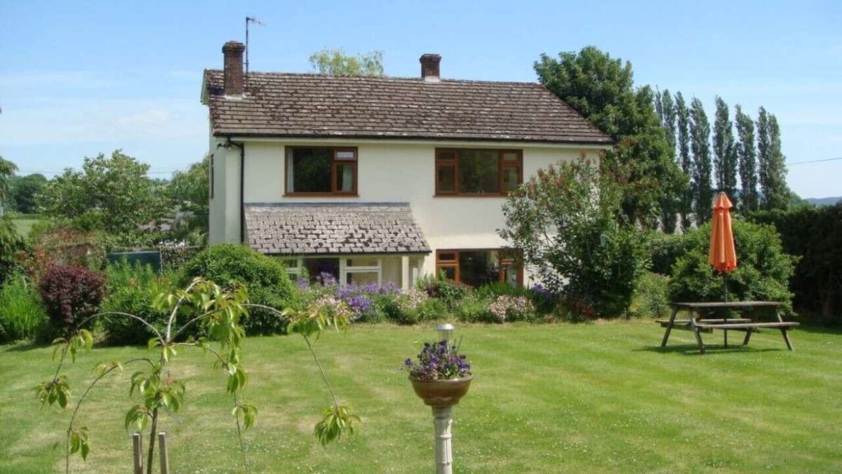 New Radnor House | White House Cottage - Three Bedroom House, Sleeps 6