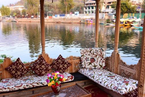 Dal Lake Boat Rental | White House Group Of Houseboats