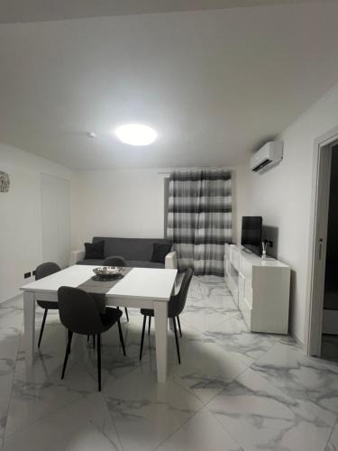 Alessandria Apartment | White House