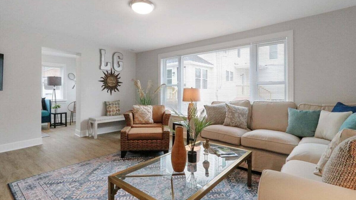 Lake Geneva House | White House on Wisconsin-Carriage House |Renovated Colonial Revival |Steps to Main St |Parking for 2