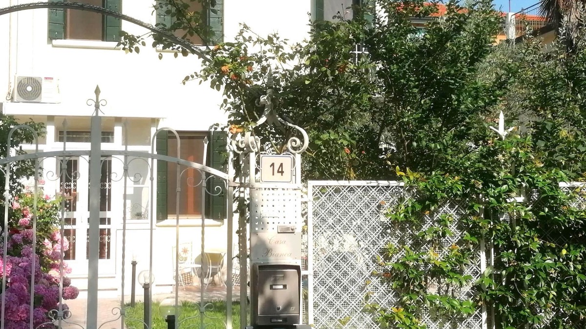 Mestre House | White house with garden and parking