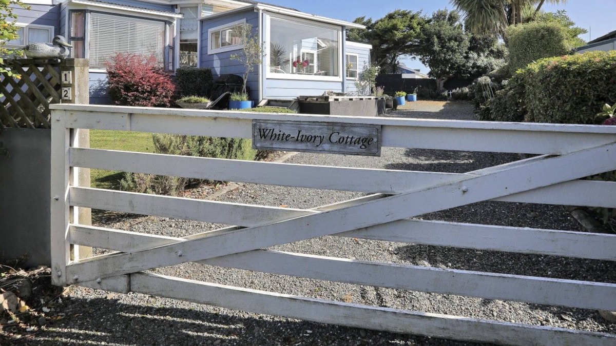 Riverton Cottage | ‘White ivory cottage’ in beautiful Taramea Bay