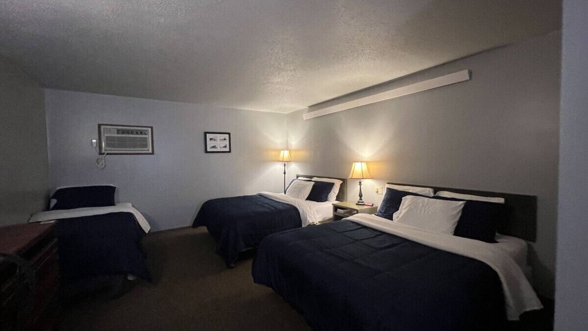 White Lake Cabin | White Lake Lodge - Family Room - Room 6 - Sleeps 5