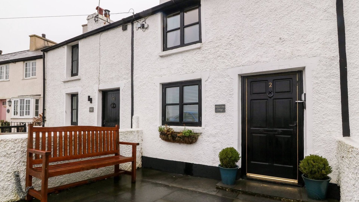 Brynsiencyn House | WHITE LILAC COTTAGE, pet friendly, with open fire in Brynsiencyn