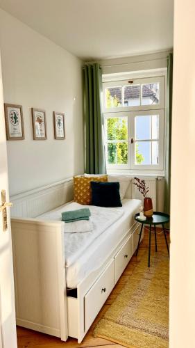Landshut Apartment | White Midsommar - Stilvolle Wohnung, 3 Schlafzimmer, Wohnzimmer, Küche