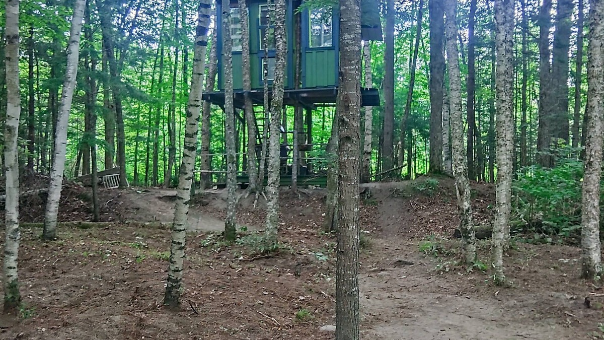 Warren Cabin | White Mountain riverside Treehouse