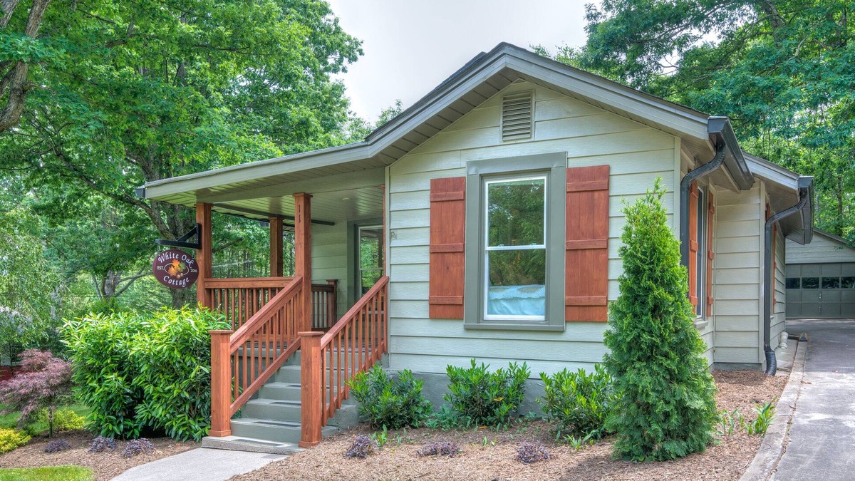 Black Mountain House | White Oak Cottage-Walk to Downtown Black Mountain