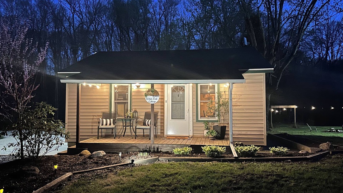 Highland  Vermillion County Cottage | White Oak Cottage and Wi-Fi! Celebrate the holidays in our country cottage!