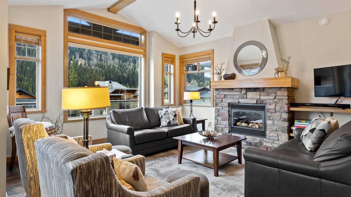 Fairways Ski Chalet | White Pines Chalet: Stunning, family friendly, 4BDRM Chalet w/Private Hot tub.