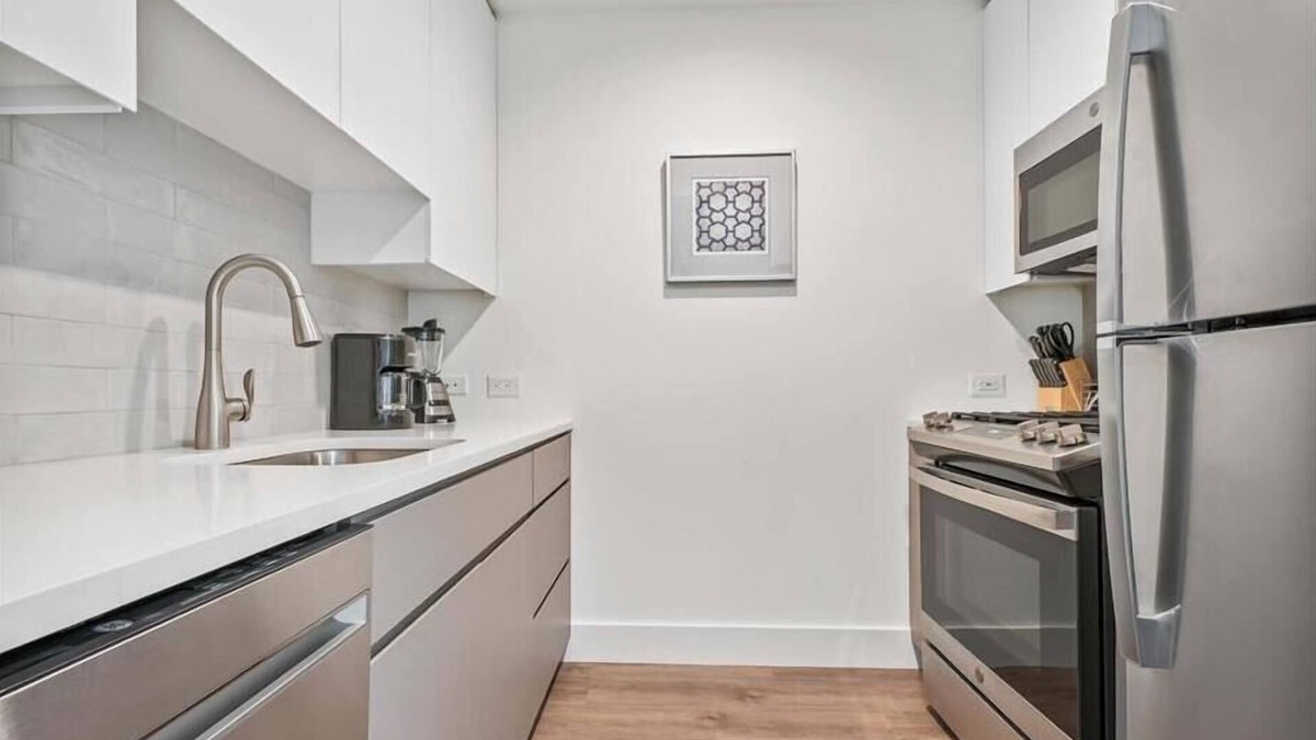 White Plains Apartment | White Plains Studio BR | Gym + Pool | 24hr Doorman