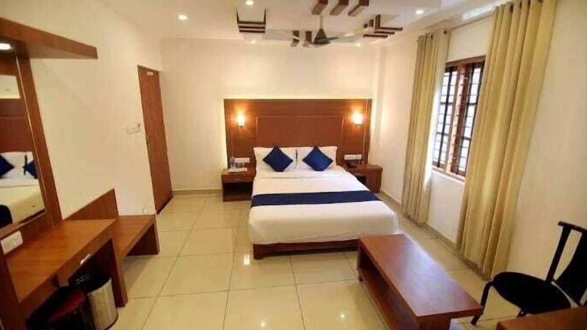 Kumily House | White Portico