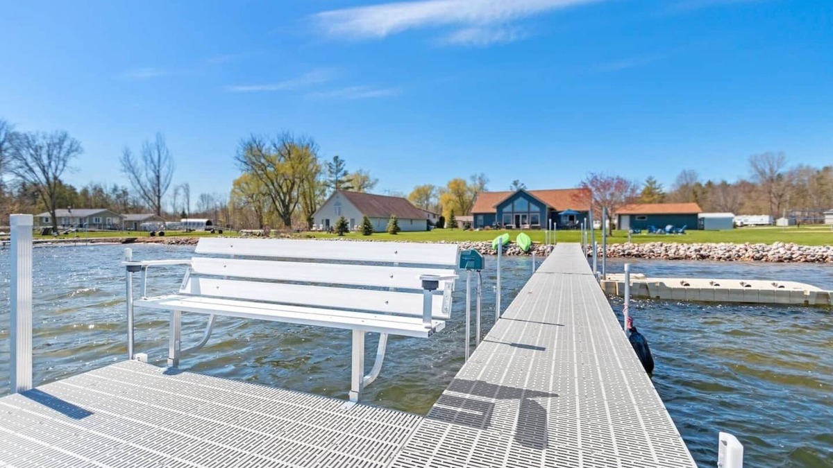 Brazeau Cottage | White Potato Lakehouse-Huge Yard, Firepit, VBall!