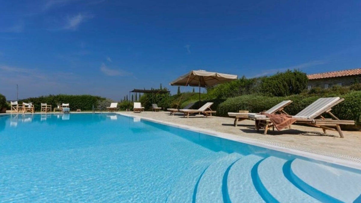 Magliano in Toscana Villa | White Retreat 17, prestigious rental villa with pool and amazing view over the hills and the vin.