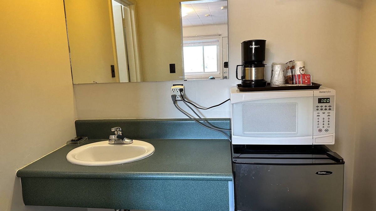 Algoma District Hotel | White River Motel
