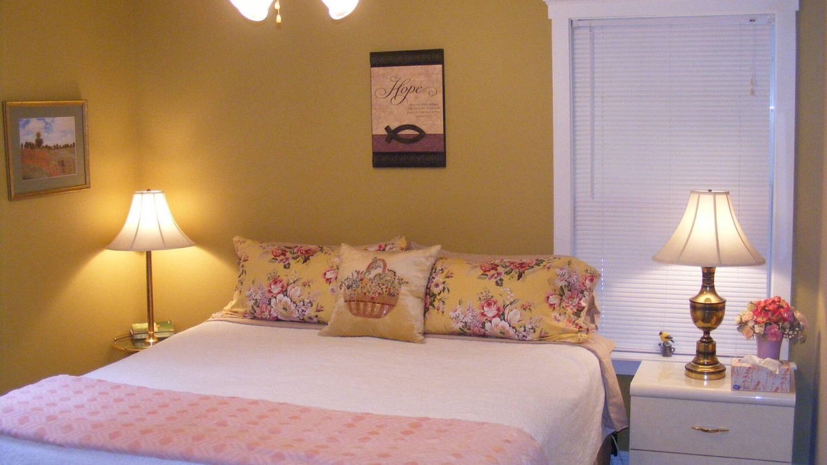 Flippin House | White River Retreat Featuring two New King Size Beds
