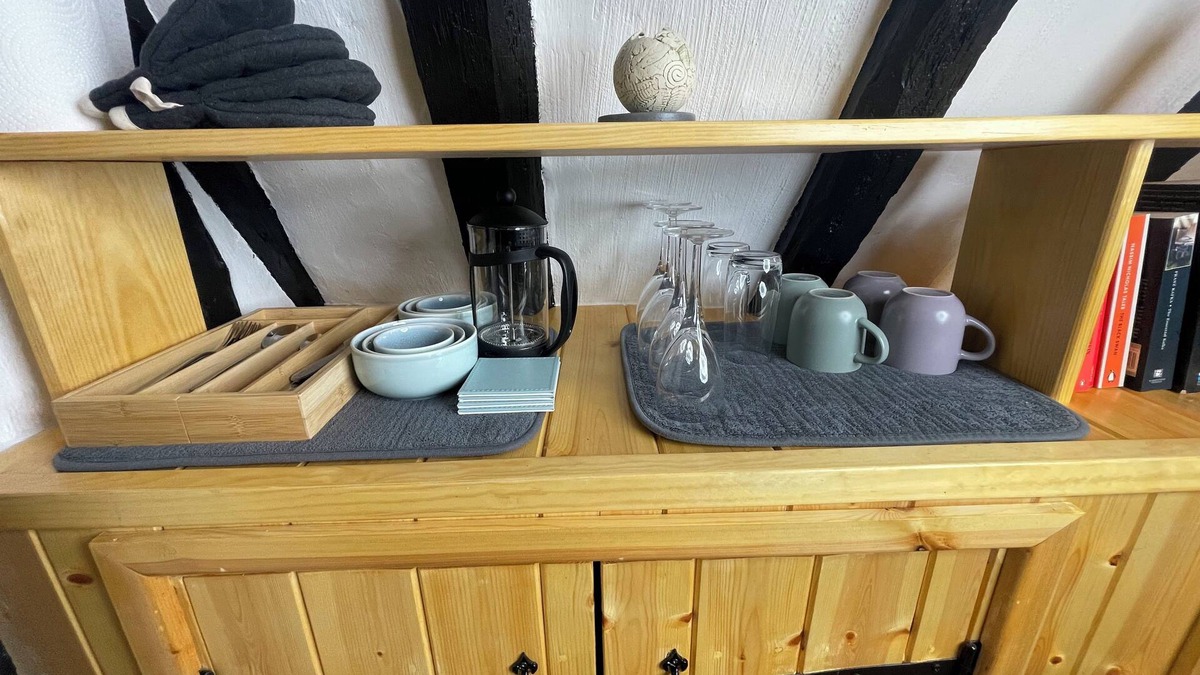 Horseheath Apartment | White Rose Annex – A Charming Getaway Nested in a Historical Cottage!
