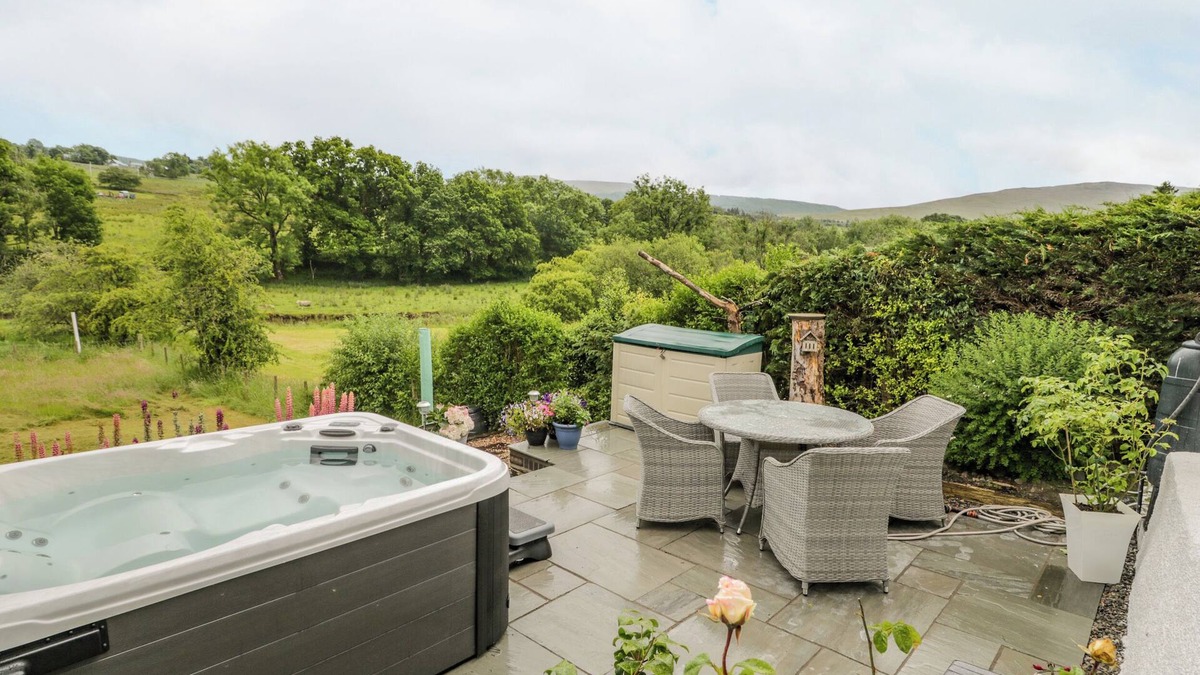 Penmachno Cottage | WHITE ROSES RETREAT, family friendly, with hot tub in Penmachno