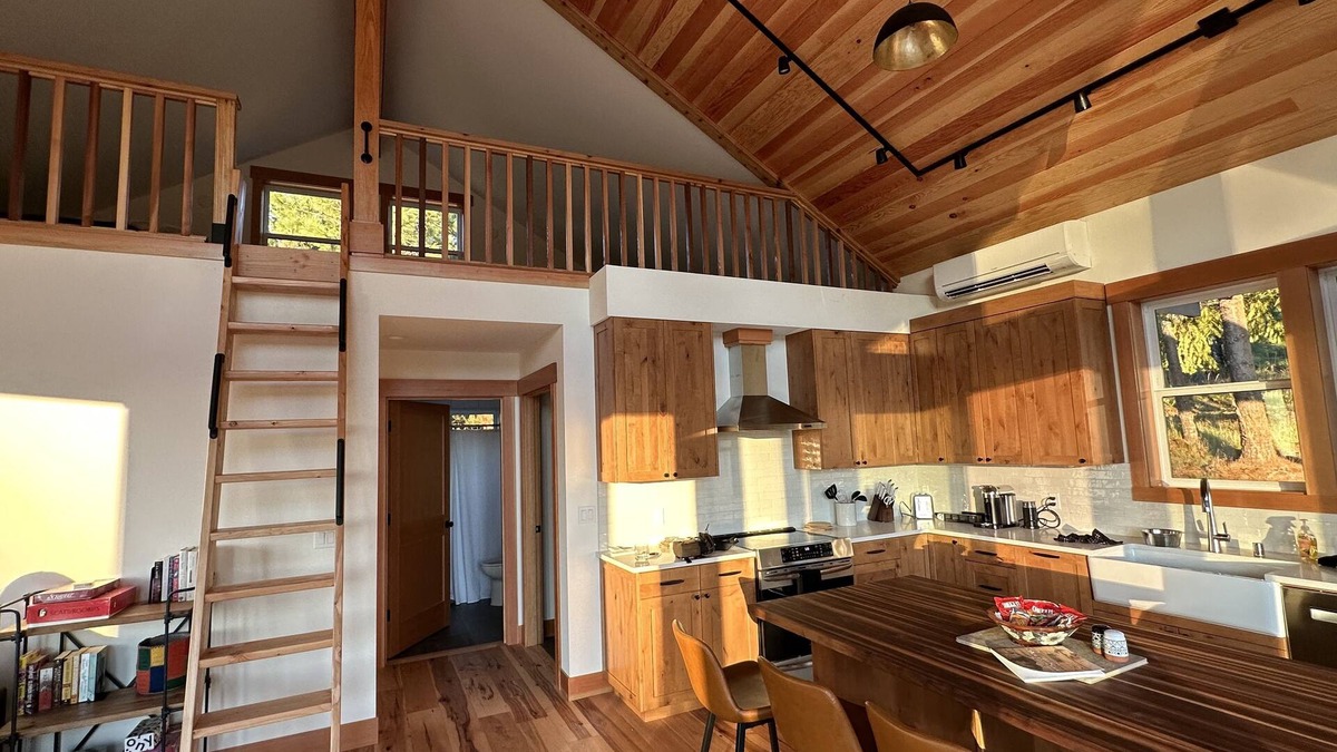White Salmon Ski Chalet | White Salmon Chalet. Close to everything in the Gorge in serene view setting