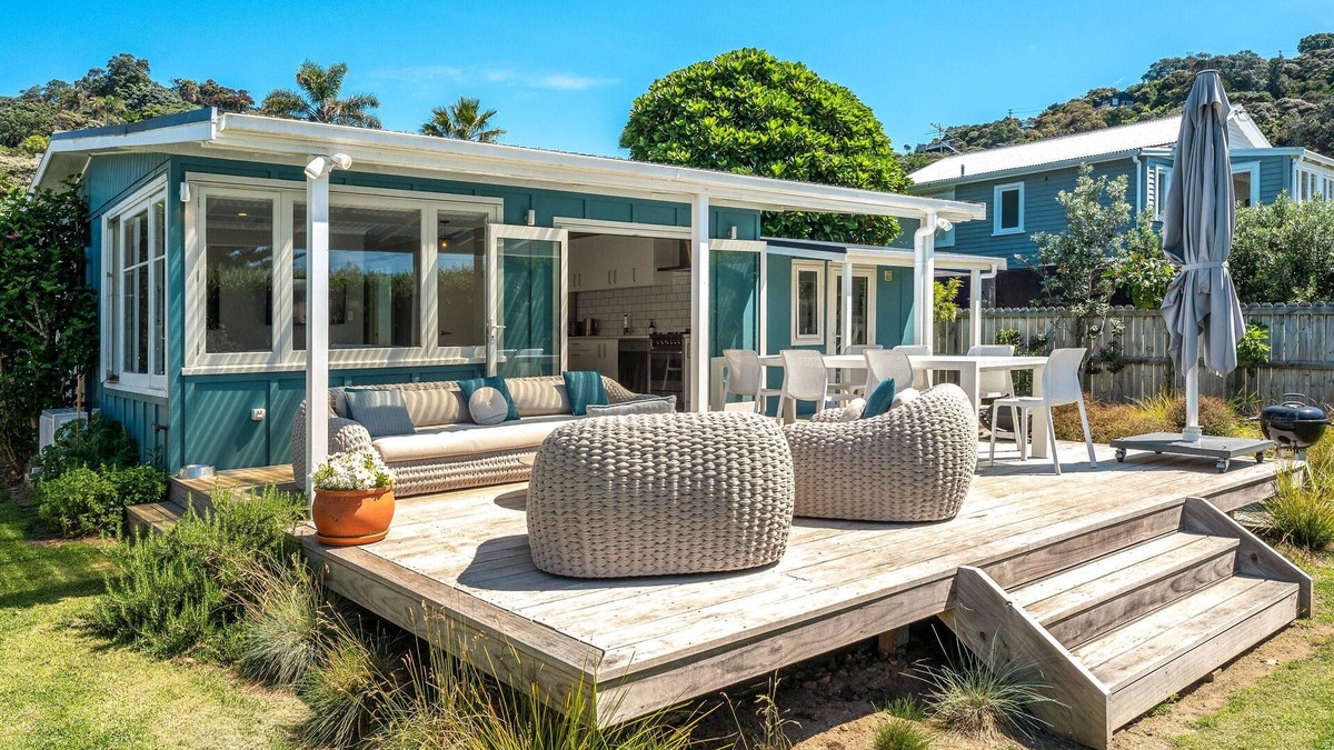 Palm Beach Cottage | White Sands Cottage - White Sands Cottage at Palm Beach is a beautifully presented and fully restored 1950s weatherboard bach located just 50 metres from the white sands of Palm Beach. With 2 bedrooms and 1 bathroom this is a perfect family cottage a