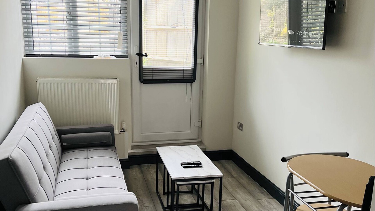 South Ockendon Apartment | White Soft, Private En-suite Double Room, Garden and Free Parking